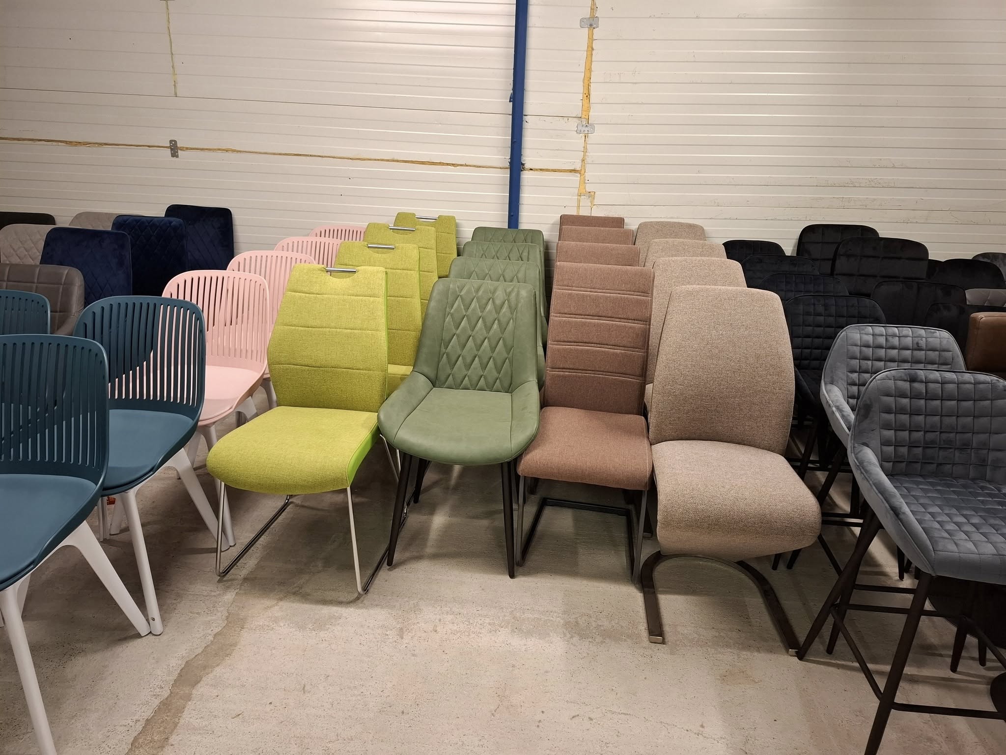 Colecție de scaune tapițate colorate